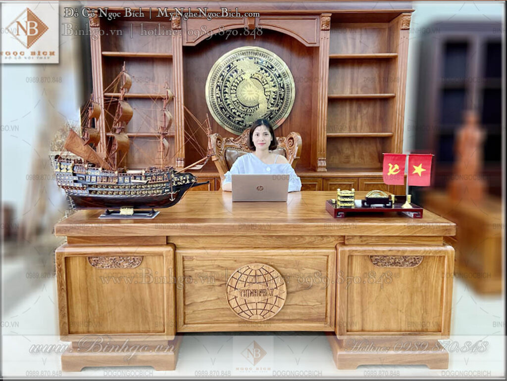 Bàn làm việc gỗ tự nhiên khắc logo Công Ty 