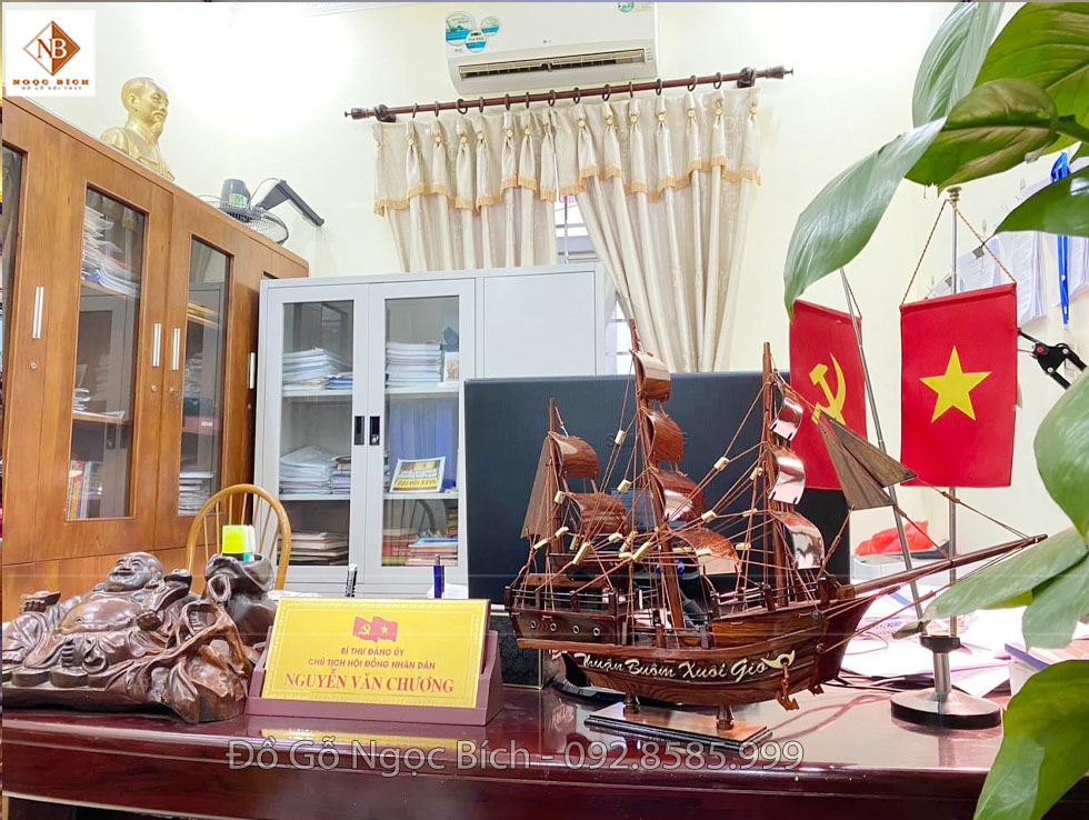 Mô hình thuyền buồm để bàn