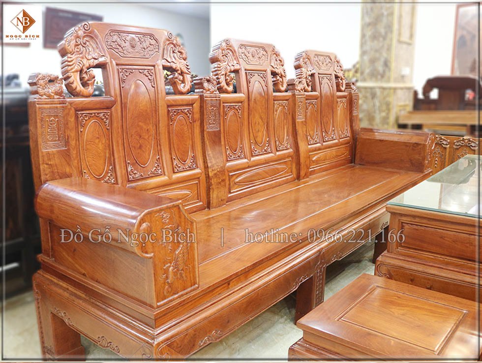 Tay ghế được ghép thành hộp và chạm khắc hình Lý Ngư Vọng Nguyệt