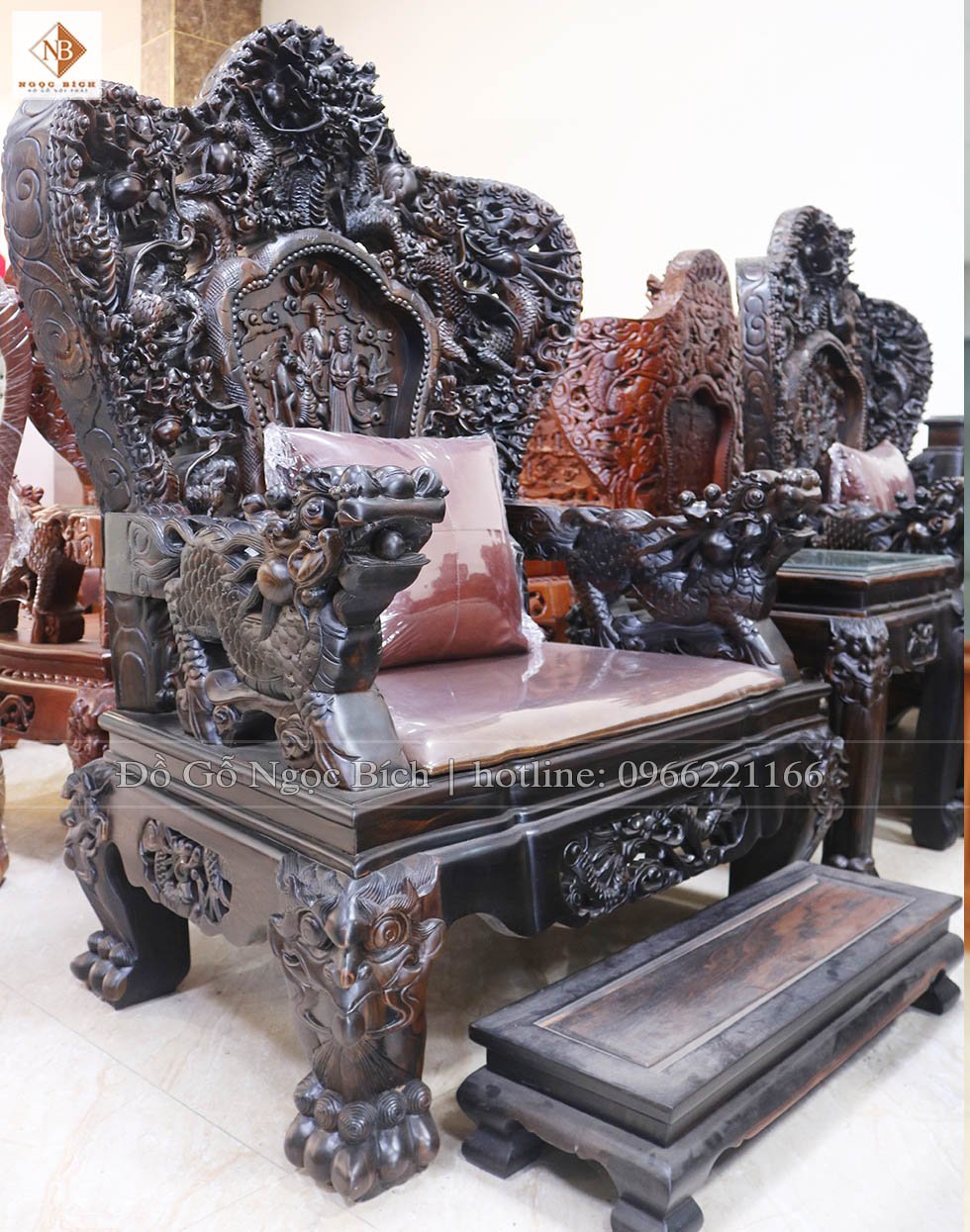 Tay ghế được thiết kế hình con nghê vô cùng dũng mãnh