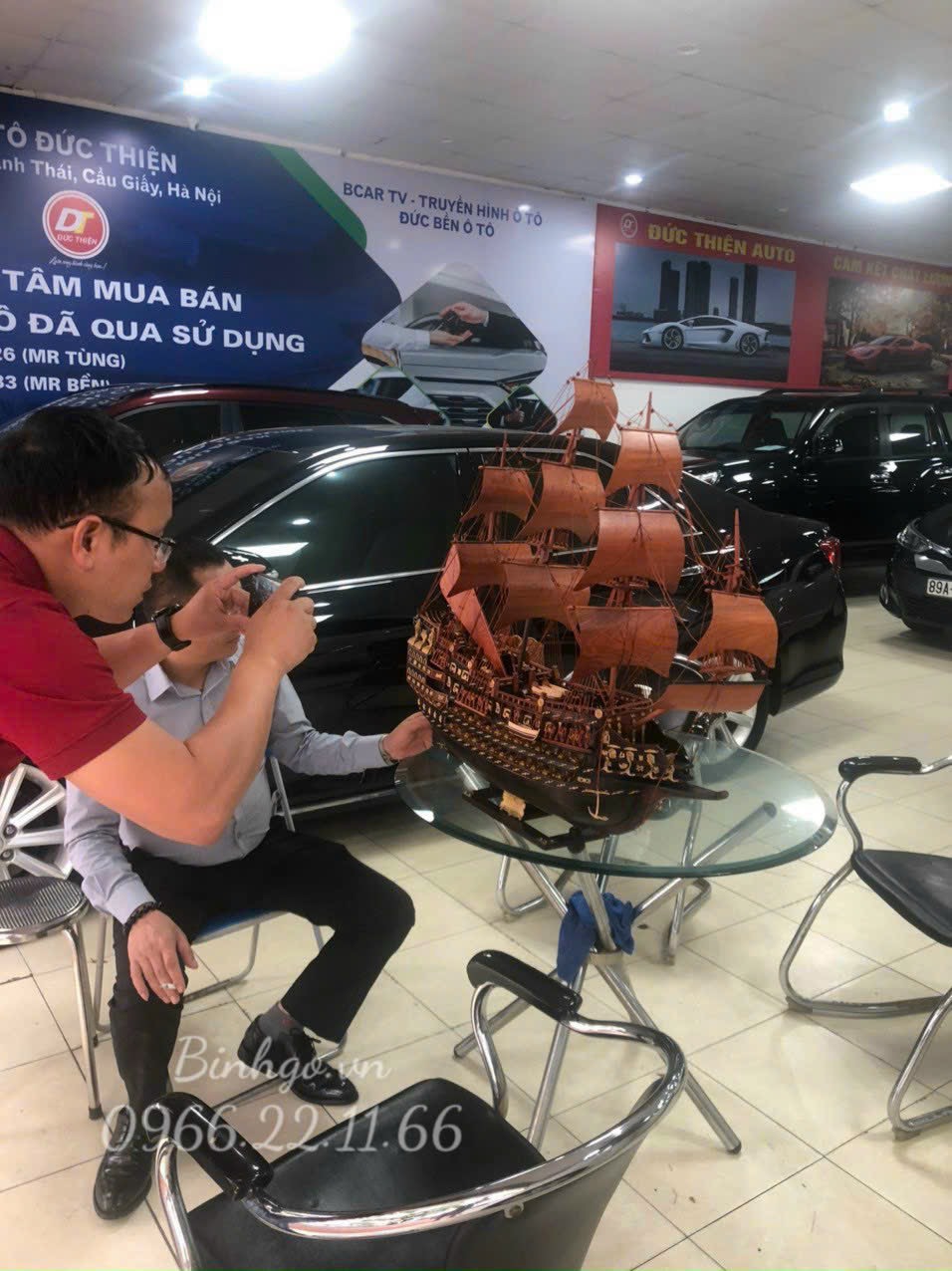 vệ sinh mô hình thuyền buồm chỉ cần phủi bụi và lau bằng khăn mềm