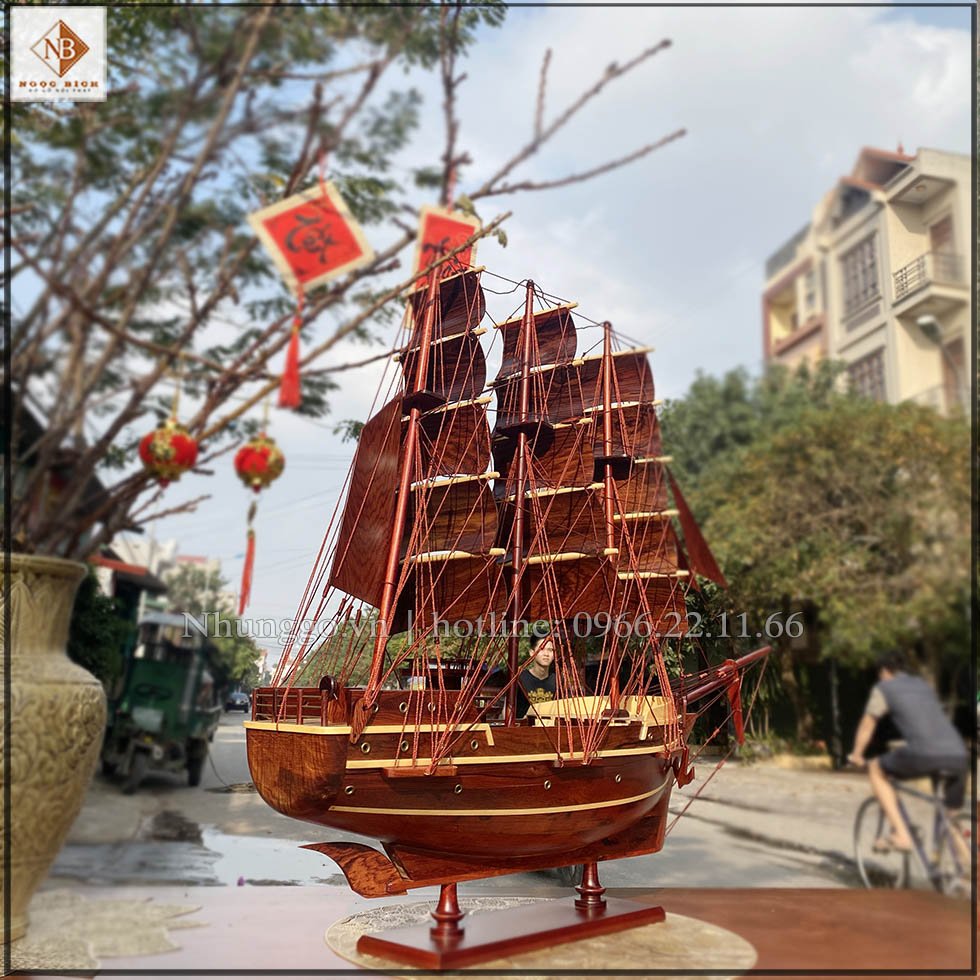 Thuyền được làm từ chất liệu gỗ cẩm