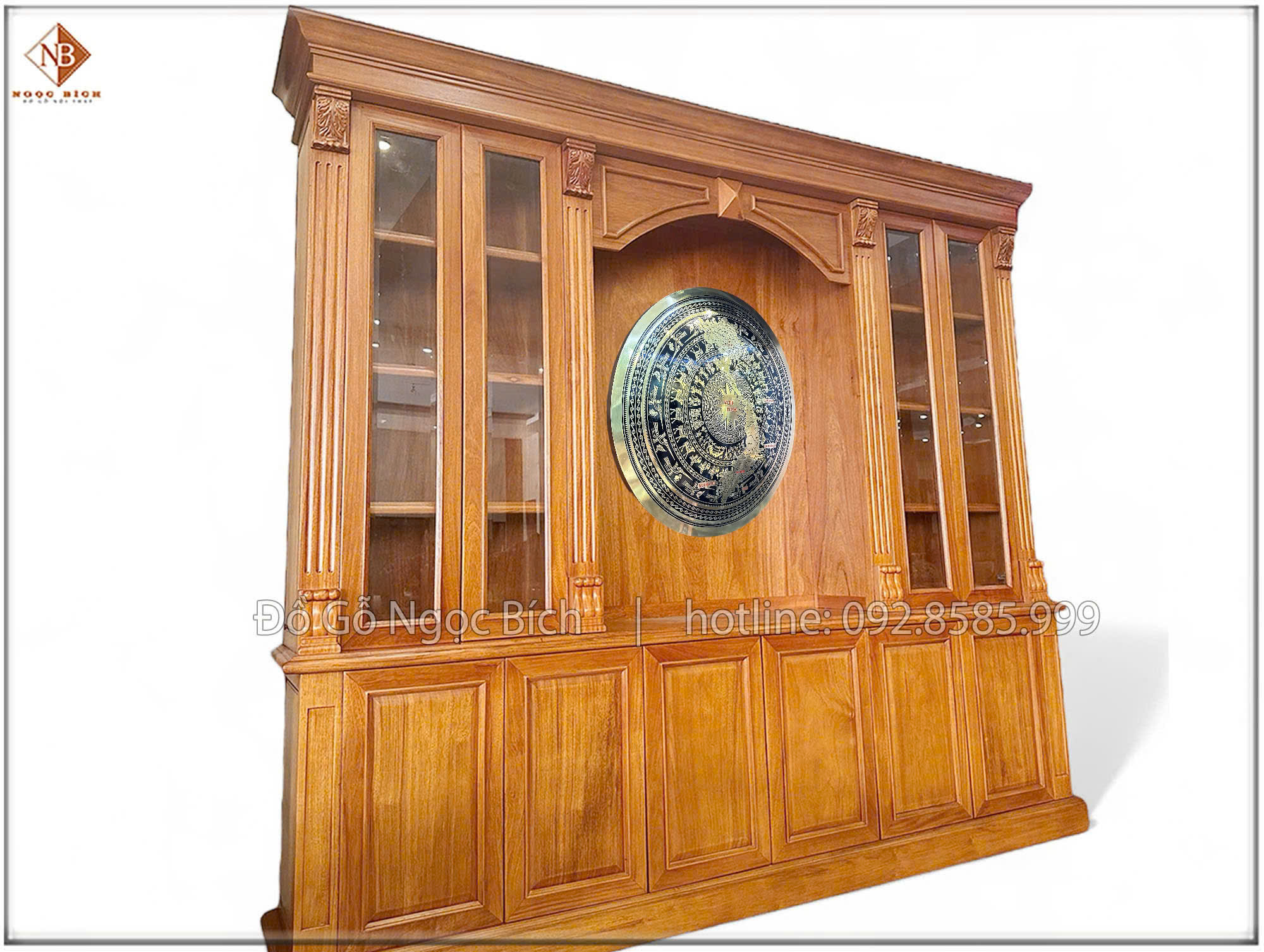 Tủ được làm từ chất liệu gỗ gõ đỏ có nét đẹp tự nhiên và độ bền vượt trội