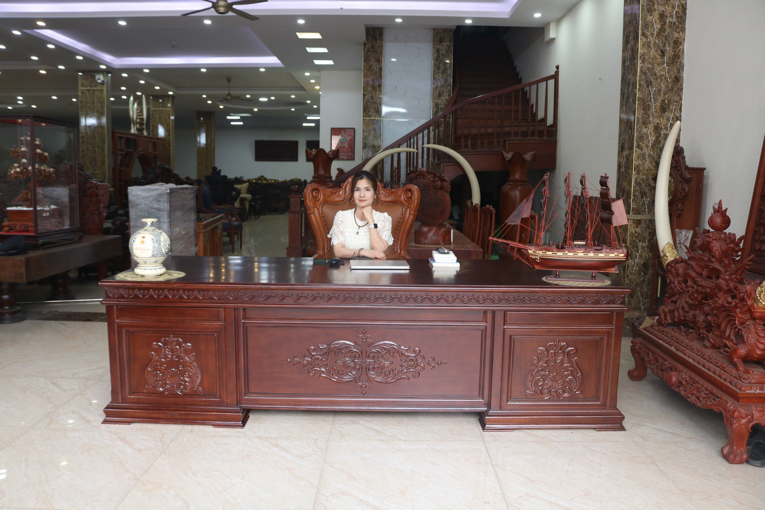 Bàn Giám Đốc mẫu Hoa Lá Tây