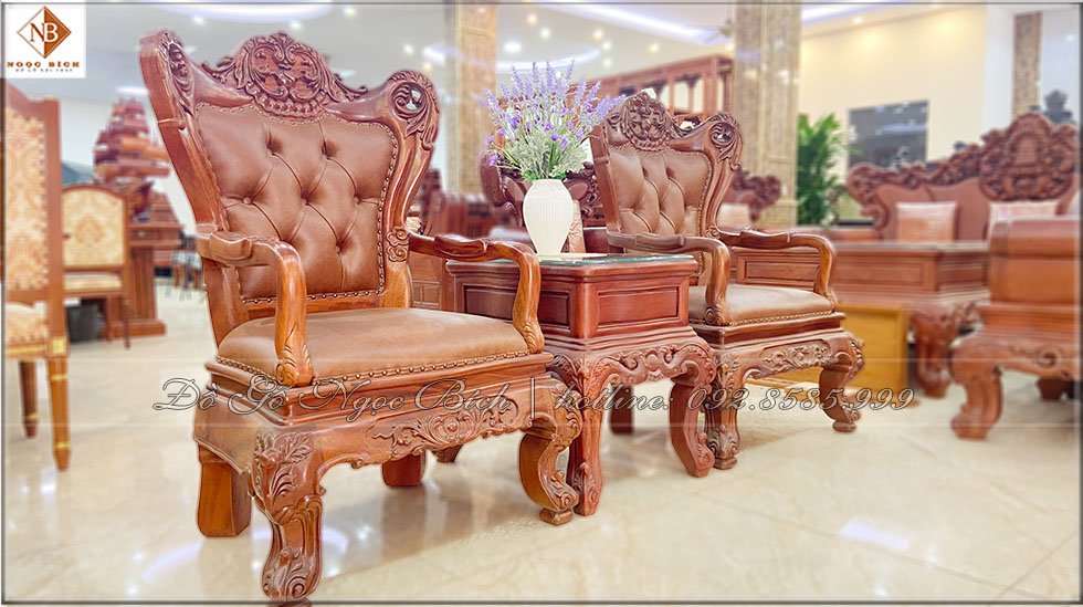 Bộ bàn ghế được làm từ chất liệu gỗ gõ đỏ