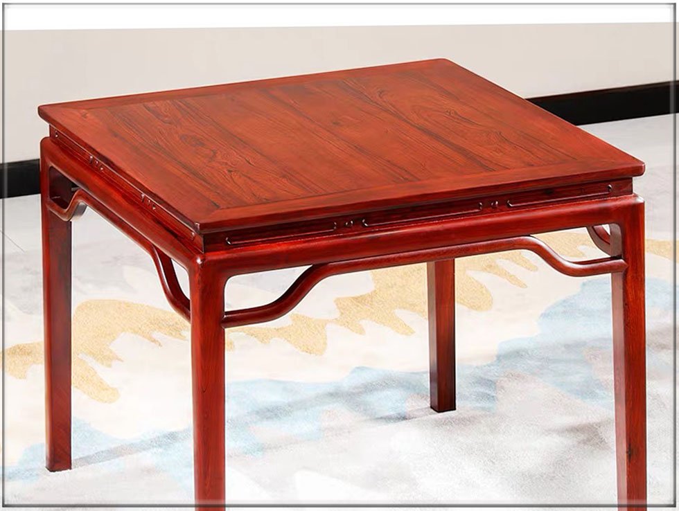 Chiếc bàn vuông vức , toàn bộ đều được hoàn thiện kĩ càng