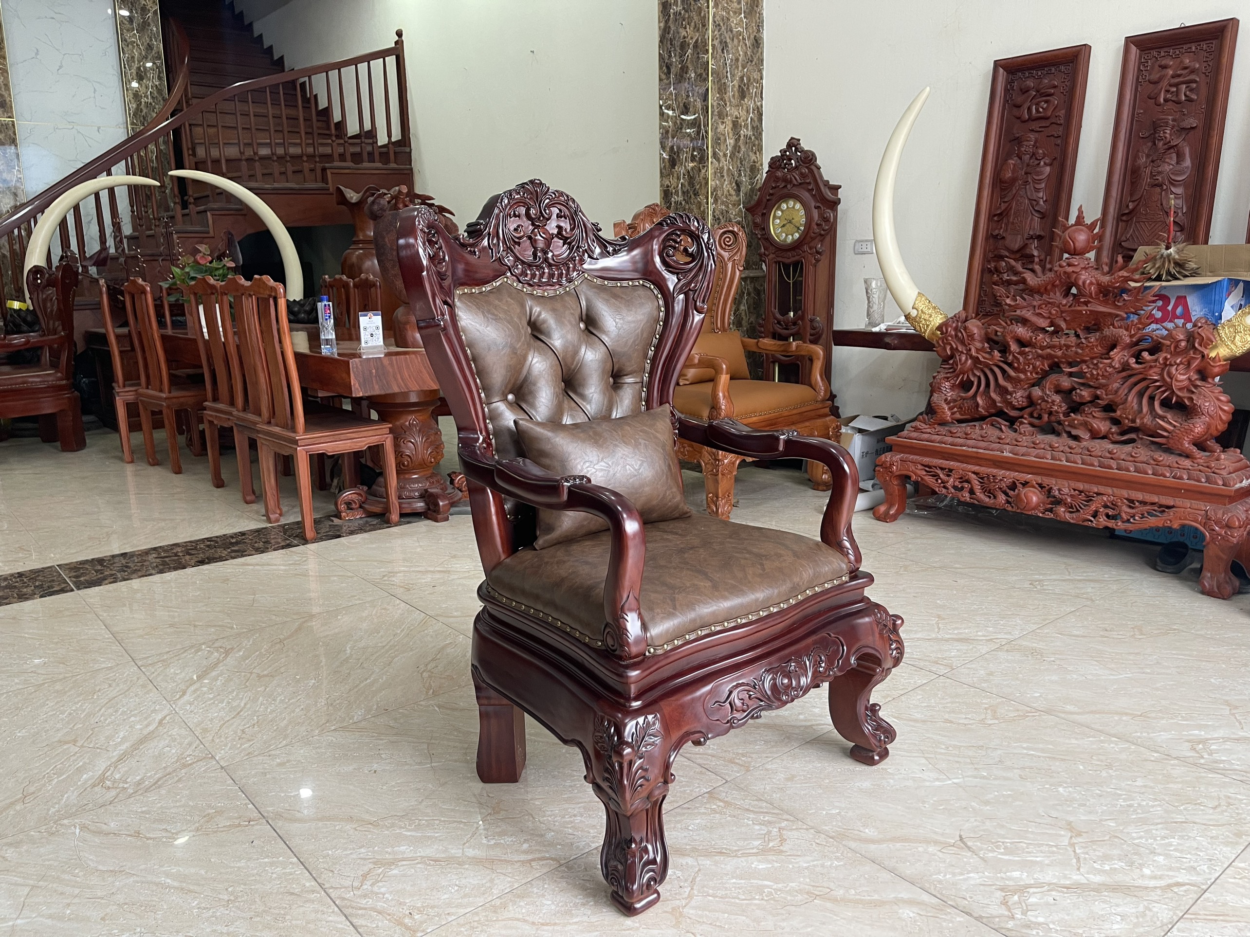 Da ghế được bọc từ chất liệu da bò thật nhập khẩu từ Ý 