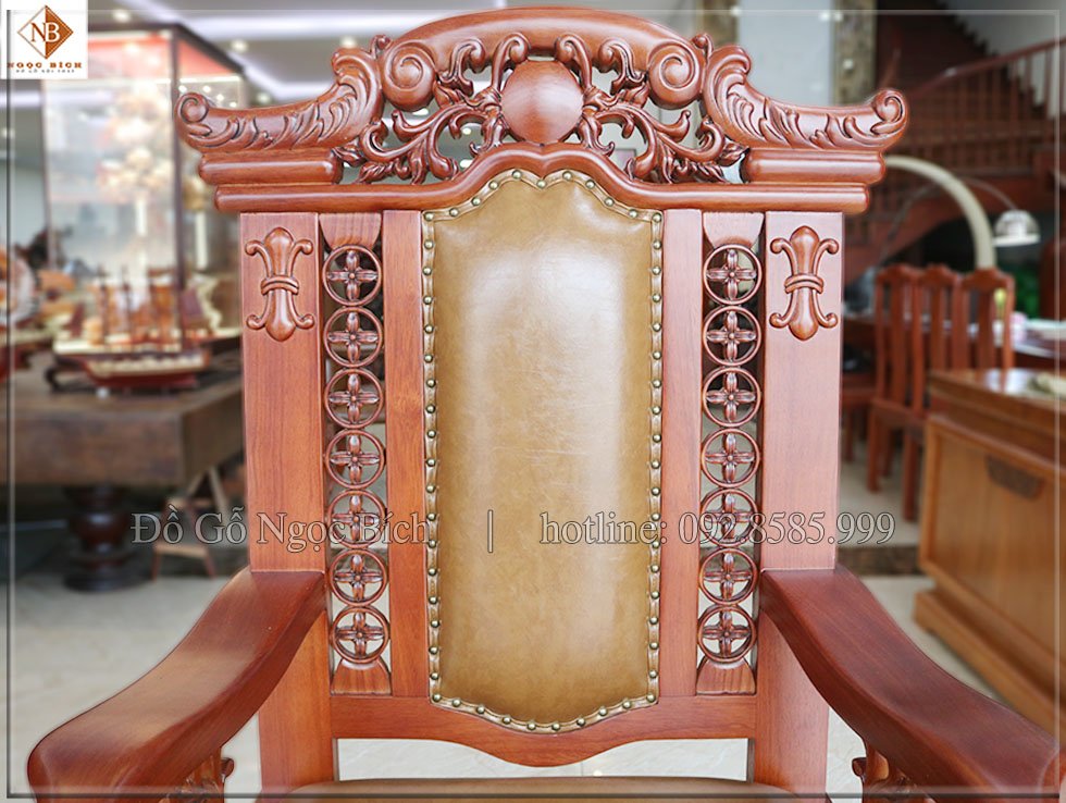 Mặt trước đục hoa văn sắc nét 