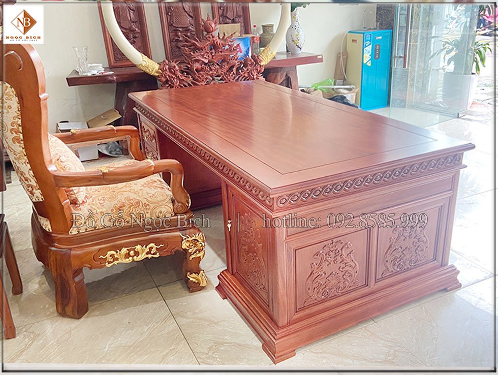 Mặt trước và mặt sau của bộ bàn ghế đều được hoàn thiện kĩ càng