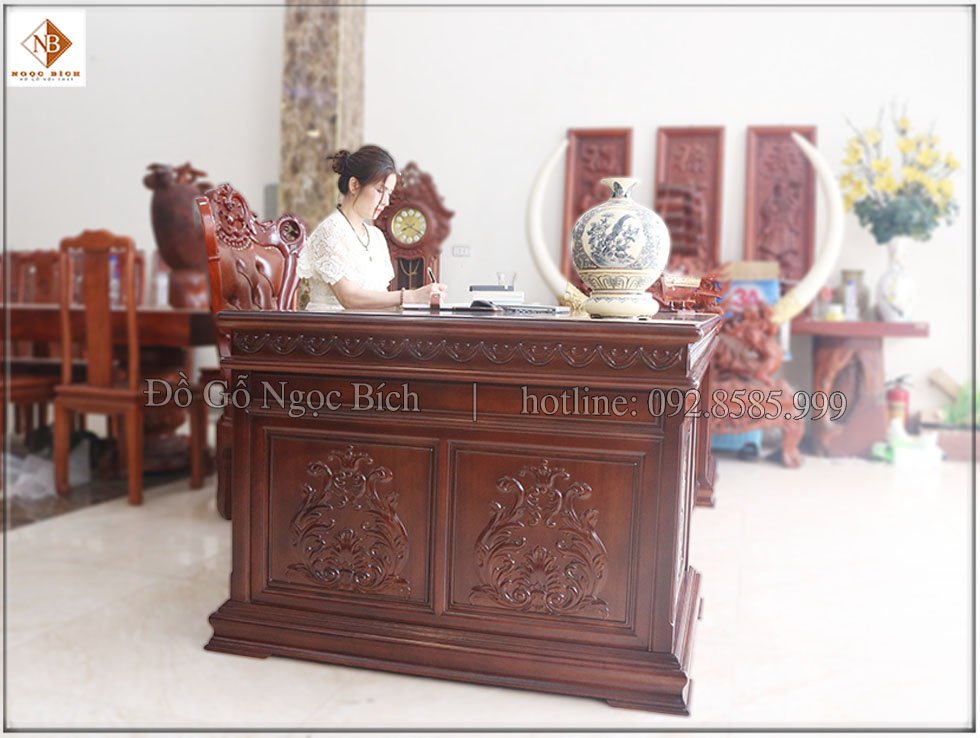 Viền hoa văn chạy xung quanh bàn